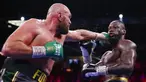 Tyson Fury (kiri) memukul Deontay Wilder pada pertandingan tinju kelas berat WBC di T-Mobile Arena, Las Vegas, Nevada, Amerika Serikat, 9 Oktober 2021. Tyson Fury mempertahankan sabuk juara dunia tinju kelas berat WBC usai mengalahkan Deontay Wilder pada ronde 11. (AP Photo/Chase Stevens)