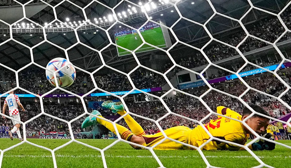 Pemain Kroasia Nikola Vlasic berjalan pergi setelah mencetak gol melewati kiper Jepang Shuichi Gonda saat adu penalti  pada pertandingan sepak bola babak 16 besar Piala Dunia 2022 di Stadion Al Janoub, Al Wakrah, Qatar, 5 Desember 2022. Jepang gagal memecahkan rekor menembus perempat final Piala Dunia 2022 usai disingkirkan Kroasia lewat adu penalti 1-3. (AP Photo/Frank Augstein)
