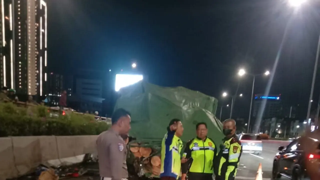 Lokasi kecelakaan yang melibatkan minibus dengan truk di jalan tol Cengkareng, Jakarta Barat. Sebanyak tiga orang meninggal di tempat, tiga lainnya luka-luka. (Merdeka.com/Rahmat Baihaqi)