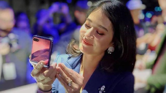 Dian Sastrowardoyo memegang Samsung Galaxy Z Flip Mirror Purple di San Francisco, California, Amerika Serikat. Foto: Dokumen Pribadi Dian Sastrowardoyo