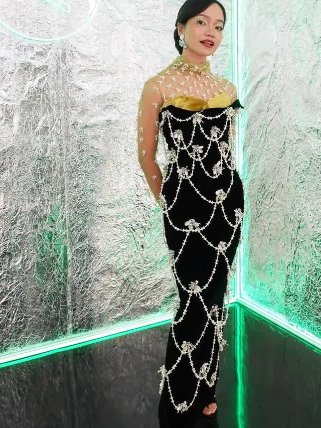 Tampilan Menawan Para Musisi Wanita Hadiri Acara Spotify.