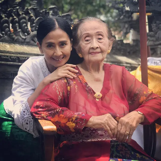 6 Momen Kedekatan Ayu Laksmi dengan Ibundanya, Pemeran Ibu 'Pengabdi Setan'