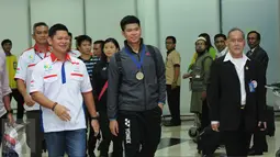 Praveen Jordan (tengah) berjalan keluar Bandara Soetta usai berlaga di All England 2016, Banten, Rabu (16/3/2016). Praveen/Debby menjadi juara usai mengalahkan pasangan Denmark Joachim Fischer Nielsen/Christinna Pedersen. (Liputan6.com/Helmi Fithriansyah)