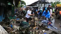 Petugas gabungan bersihkan lumpur dan sampah dampak banjir di Tangerang