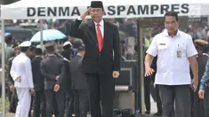 Menteri Koordinator Bidang Politik, Hukum dan Keamanan (Menko Polhukam) Wiranto memberi hormat saat tiba untuk menghadiri pemakaman almarhum Presiden ke-3 Republik Indonesia BJ Habibie di Taman Makam Pahlawan Nasional Utama (TMP) Kalibata, Jakarta, Kamis (12/9/2019). (merdeka.com/Iqbal Nugroho)