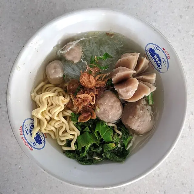 Semangkuk kuah bakso sapi dengan bakso besar, kecil, dan mi bihun