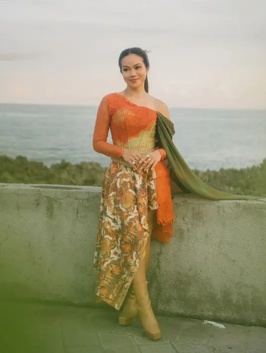 "Aku selalu menggaungkan (pakai kebaya dan kain) sejak album pertama di mana pun aku melangkah, aku berada. Di mana sekarang di era social media membuat kita sangat mudah terpapar budaya kebaratan sebenarnya bagus juga," ujar Yura Yunita di kawasan Kebayoran Baru, Jakarta Selatan, Selasa (6/6/2023). [instagram/yurayunita]