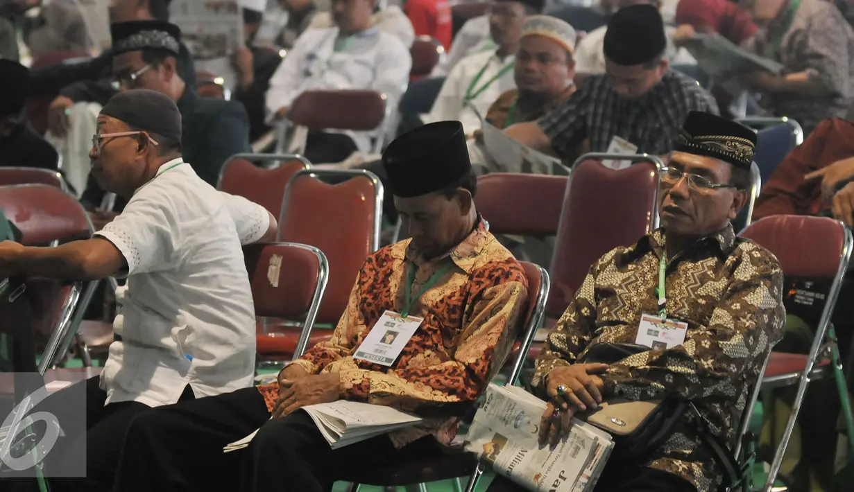 Suasana Sidang Pleno III Muktamar NU 33 yang digelar di Alun-alun Jombang, Jawa Timur, Rabu (5/8/2015). Sejumlah peserta terlihat tertidur saat mengikuti Sidang pleno III Muktamar NU 33. (Liputan6.com/Johan Tallo)
