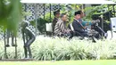 Prsiden Republik Indonesia, Joko Widodo usai bertemu dengan Pengurus Klub dan Asprov di Istana Merdeka, Jakarta, Jumat(15/4/2015). (Bola.com/Nicklas Hanoatubun)