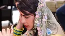 <p>Ketenaran 'The Sky is Pink' melengkapi penampilan etniknya dengan perhiasan minimal, termasuk anting-anting menjuntai dan gelang biru dan kuning. Priyanka membiarkan rambutnya terurai dengan gaya belah samping sambil memamerkan riasan alaminya yang berkilau. (Foto: Intagram/ priyankachopra)</p>