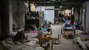 Anak-anak yang dirawat di rumah sakit pediatri ditempatkan tempat tidur mereka di ruang bawah tanah rumah sakit yang digunakan sebagai tempat perlindungan bom di Kiev, Senin (28/2/2022). Tentara Rusia mengatakan, warga sipil Ukraina dapat meninggalkan ibu kota Kiev dengan bebas. (Aris Messinis / AFP