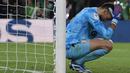 Reaksi kecewa kiper Girona, Paulo Gazzaniga setelah gawangnya dibobol oleh pemain Real Betis, German Pezzella pada laga pekan ke-18 Liga Spanyol 2023/2024 di Benito Villamarin Stadium, Sevilla, Spanyol, Jumat (22/12/2023) dini hari WIB. (AFP/Cristina Quicler)
