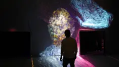 Seorang pengunjung menjelajahi Beyond Van Gogh, pameran virtual lukisan Vincent Van Gogh di Lima, Peru, 4 Maret 2022. (AP Photo/Martin Mejia)