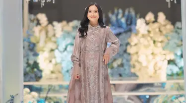 Prilly Latuconsina terlihat mengunggah momen saat mengisis sebuah acara fashion show. Dirinya bahkan terlibat menjadi model dalam acara tersebut. (Liputan6.com/IG/@prillylatuconsina96)