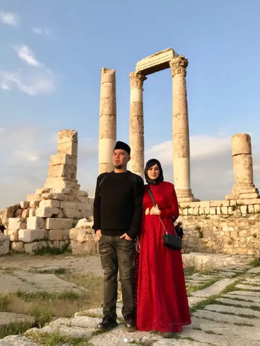 Penyanyi Mulan Jameela dan Ahmad Dhani foto bersama di situs bersejarah Kuil Hercules yang berada di Kota Amman, Yordania. Selain Yerusalem, Mulan dan Dhani juga memilih berbagai situs bersejarah di Yordania. (Instagram/@mulanjameela1)