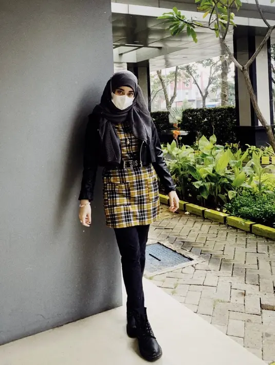 Momen lain memperlihatkan, Chacha memadukan plaid dress dengan leather cropped blazer, long pants, dan sepatu boots.  [Instagram/osnapitzcha].