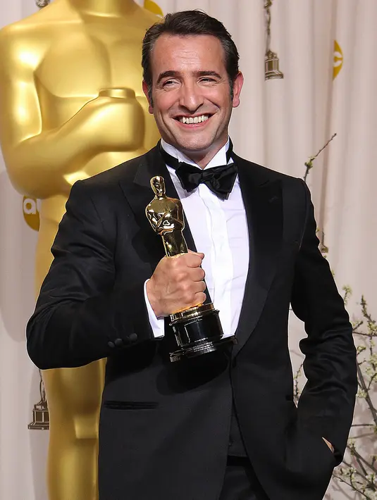 Perannya sebagai George Valentin di film 'The Artist' mengantarkan Jean Dujardin meraih piala Oscar tahun 2012. Aktor asal Prancis itu dinobatkan sebagai Pemeran Utama Pria Terbaik. (AP Photo/Joel Ryan)