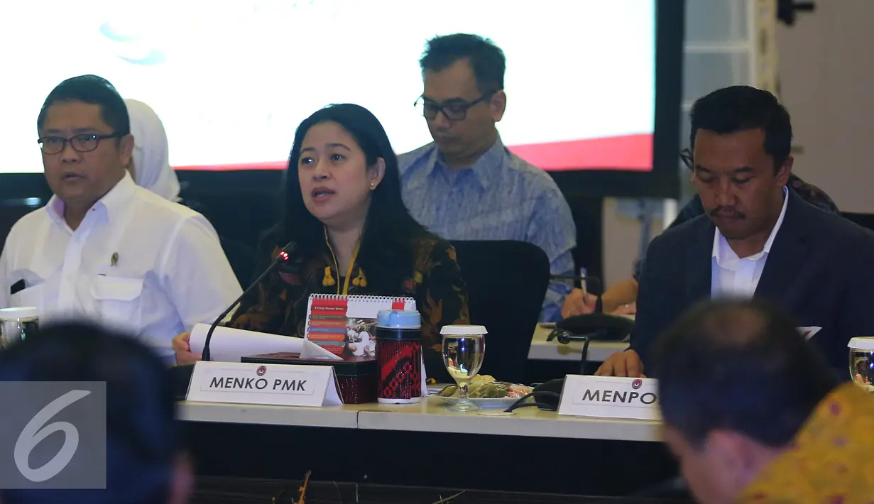 Menko PMK Puan Maharani (tengah) memimpin rapat persiapan penyelenggaraan The 6th TAFISA World Sport For All Games 2016 di Gedung Kemenko PMK di Jakarta, Jumat (26/5). (Liputan6.com/Angga Yuniar)