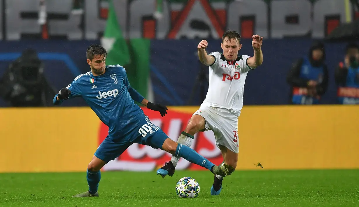 Gelandang Juventus, Rodrigo Bentancur berebut bola dengan gelandang Lokomotiv Moscow, Maciej Rybus pada pertandingan Grup D Liga Champions di stadion RZD Arena, Moskow (6/11/2019). Juventus menang 2-1 atas Lokomotiv Moscow. (AFP Photo/Dimitar Dilkoff)
