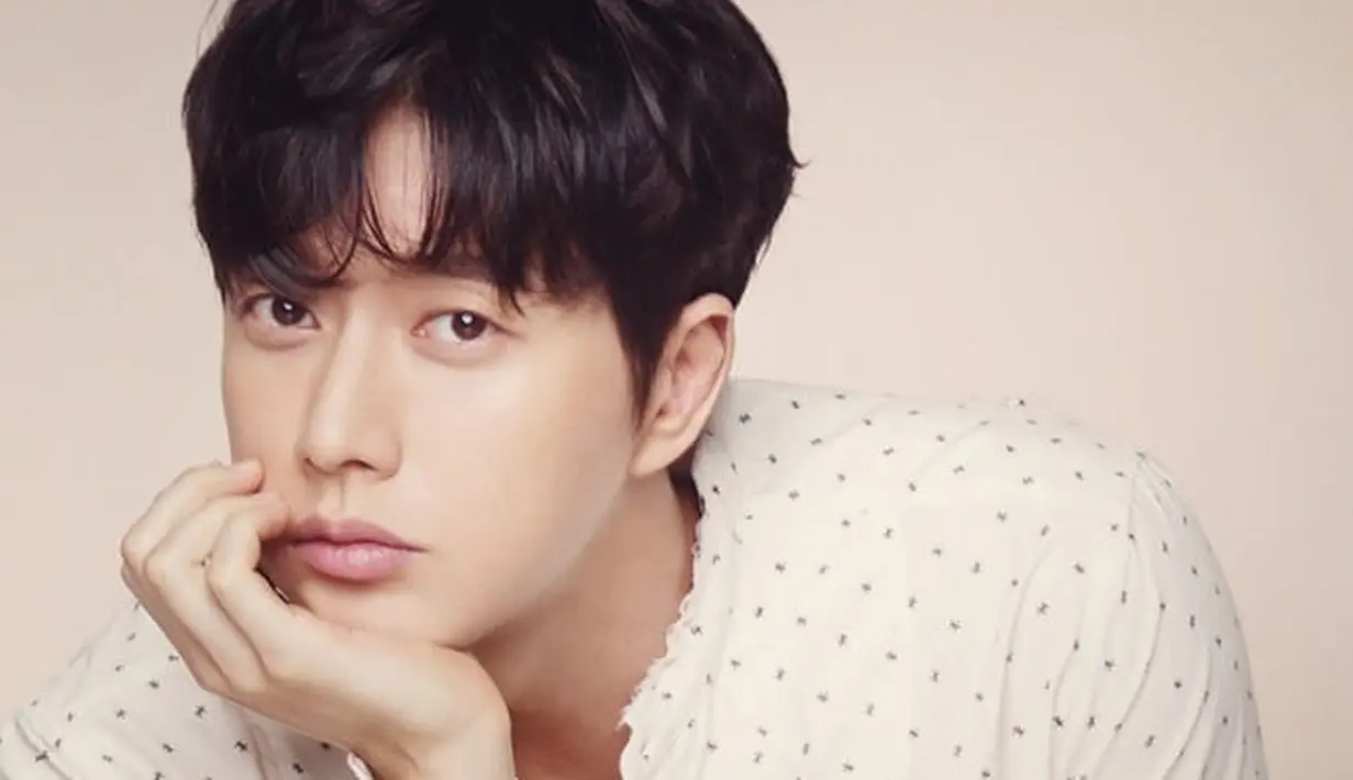 Park Hae Jin berkolaborasi dengan Mark Cheung untuk brand fashion V Modern. Produknya ini berhaga simple dan street style. (Foto: soompi.com)