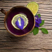 Ilustrasi teh bunga telang dengan irisan buah lemon | copytright freepik.com/jcomp