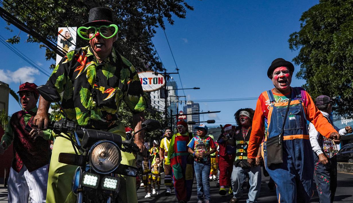 Badut ikut serta dalam parade selama Hari Nasional Badut Salvador di San Salvador pada 6 Desember 2023. (Camilo FREEDMAN/AFP)