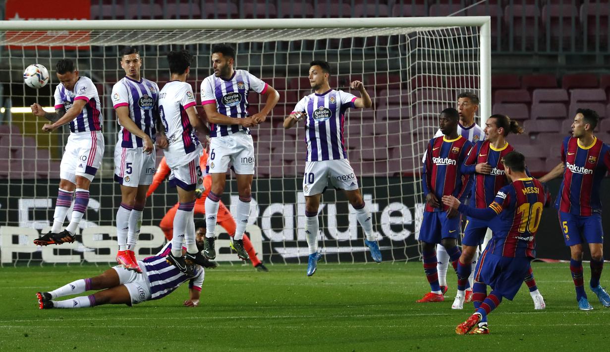 Striker Barcelona, Lionel Messi, melepaskan tendangan bebas ke gawang Real Valladolid pada laga Liga Spanyol di Stadion Camp Nou, Selasa (6/4/2021). Barcelona menang dengan skor 1-0. (AP Photo/Joan Monfort)