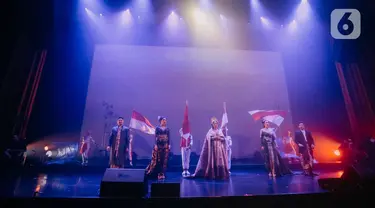 Sejumlah seniman tampil dalam pagelaran Sabang Merauke Premier With Live Perfomance di Djakarta Theater, Kamis (2/6/2022). Peringatan Hari Kelahiran Pancasila pada 1 Juni, Pagelaran Sabang-Merauke di harapkan dapat memberikan sumbangsih melestarikan dan mengenalkan kekayaan seni budaya bangsa kepada masyarakat Indonesia. (Liputan6.com/Faizal Fanani)