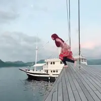 Ria Ricis berenang pakai gamis (TikTok/riaricis)