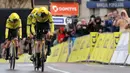 Tim Visma-Lease memacu sepedanya selama stage ketiga Paris-Nice 2024 di Auxerre, Paris, Prancis, 5 Maret 2024. (AFP/Thomas Samson)