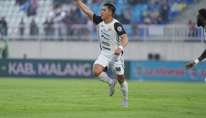 Selebrasi penyerang Persija Jakarta, Eksel Runtukahu usai mencetak gol ke gawang Arema FC dalam laga pekan ke-12 BRI Super League 2025/2026 di Stadion Kanjuruhan, Kabupaten Malang, Sabtu (8/11/2025) sore WIB. (Dok. Persija)