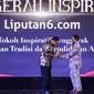 Chief Content Officer (COO) KapanLagi Youniverse, Wens Manggut (kanan) memberikan plakat kepada  Ketua LPTQ Kabupaten Tanggerang dan Sekretaris daerah Kabupaten Tanggerang periode 2017-2024 Mochamad Maesyal Rasyid saat acara Anugerah Inspiratif Liputan6.com di hotel Shangri La, Jakarta, Rabu (31/7/2024). Mochamad Maesyal Rasyid mendapatkan penghargaan Tokoh Inspiratif Penggerak Kemajuan Tradisi dan Pendidikan Agama. (Liputan6.com/Herman Zakharia)