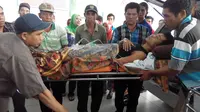 Salah seorang korban demo rusuh di Bengkulu dilarikan ke RSUD M Yunus karena mengalami luka tembak pada bagian perut korban, Sabtu (11/6/2016). (Liputan6.com/Yuliardi Hardjo Putro)