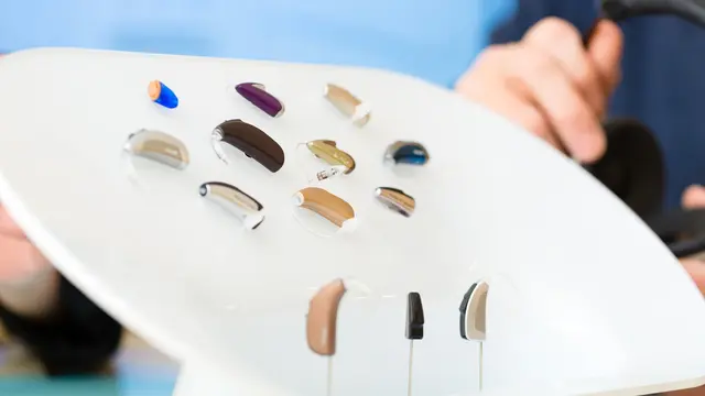 Kiat Memilih Alat Bantu Dengar yang Sesuai (Kzenon/Shutterstock)