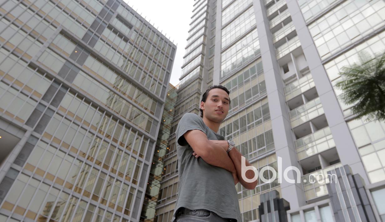 Ezra Walian berposisi sebagai striker (penyerang) dan telah menandatangi kontrak hingga 2017 bersama Ajax. (Bola.com/Nicklas Hanoatubun)