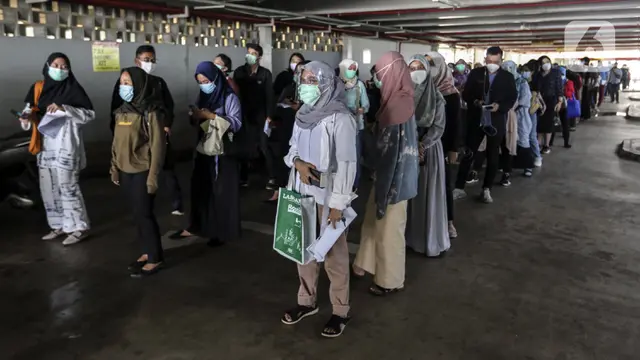 FOTO: Ribuan Tenaga Kesehatan Jalani Vaksinasi Dosis Pertama Secara Massal
