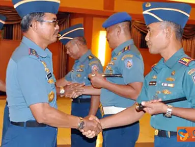 Citizen6, Surabaya: Prosesi kenaikan pangkat Pama, bintara dan tamtama di gelar di lapangan apel Sindoro Ratulangi, Detasemen Markas Kobangdikal, Bumimoro. (Pengirim: Penkobangdikal)