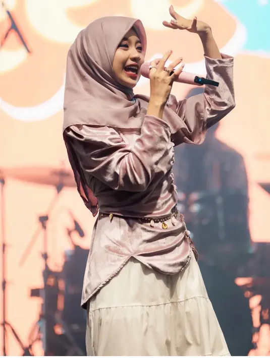 Penampilan Ghea pun tampak santun. Wajahnya dipulas flawless hanya lipstick maroon yang on point.  [@gheaindrawari]