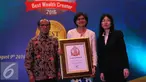 Head of Corporate Communication and Relation Irnawati W. Kahardja (tengah) saat mewakili PT Surya Citra Media Tbk (SCM) menerima penghargaan dalam Asean Best Public Companies SWA 100 di Jakarta, Selasa (9/8). (Liputan6.com/Angga Yuniar)