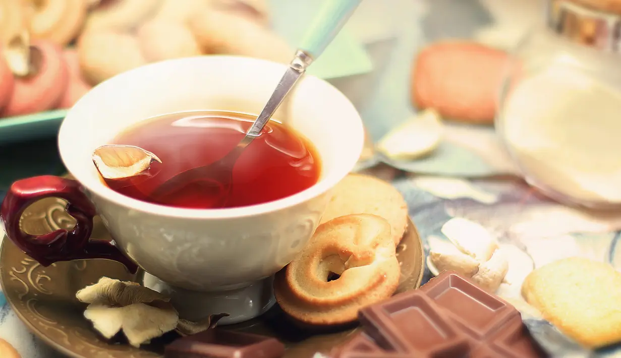 Selain kopi, ternyata teh juga dapat mengusir rasa kantuk. Apalagi jika teh diseduh dengan air panas, sehingga dapat mengaktifkan syaraf-syaraf anda yang kelelahan. (huffingtonpost.co.uk)