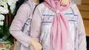Inspirasi baju Lebaran pertama, Titi Kamal dan ibunda mengenakan dress bernuansa merah muda yang cantik. Sang ibu memadukannya dengan hijab berwarna merah muda yang serasi, sedangkan Titi Kamal tampak membiarkan rambut hitam panjangnya yang indah tergerai. Foto: Instagram.