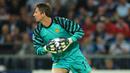 Edwin van der Sar - Kiper dengan segudang prestasi ini selama bertahun-tahun tak tergoyahkan di posisi kiper utama Manchester United. Penjaga gawang andalan Sir Alex Ferguson itu mengemas 132 clean sheets. (AFP/Christof Stache)