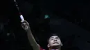 Tunggal putra Indonesia, Tommy Sugiarto melakukan smesh saat melawan pebulu tangkis Jepang, Kento Momota pada 8 besar Indonesia Open 2018 di Istora GBK, Jakarta, Jumat (6/7). Tommy kalah 11-21, 15-21. (Liputan6.com/Helmi Fithriansyah)