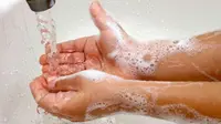 Membiasakan cuci tangan pakai sabun sejak dini, lebih mudah ketimbang mengubah perilaku ketika dewasa.