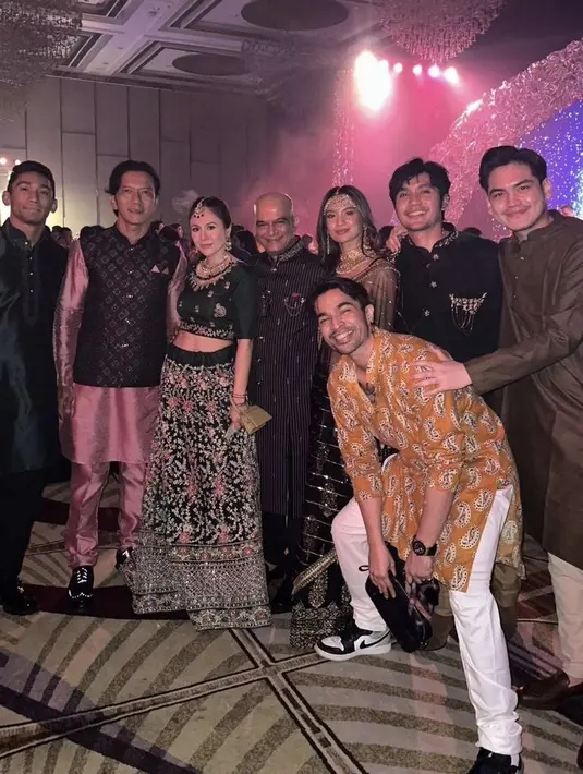 Dengan rambutnya yang dikepang belakang, Wulan pun mengenakan aksesori hiasan kepala keemasan, serasi dengan anting-anting dan kalung menutupi dada. [@rangganatrra]