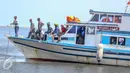 Kabar duka terbakarnya Kapal Wisata Zahro Expreess menjadi kado pahit di awal 2017, Senin (2/1). Menurut data dari BNPB tercatat 23 orang tewas, 17 hilang dan 194 penumpang lainnya selamat dalam kejadian tersebut. (Liputan6.com/Faizal Fanani)