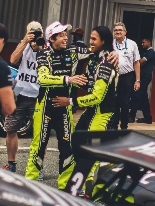Berada dalam satu tim balap dengan Valentino Rossi, awalnya Sean berduet dengan pembalap lain dengan nomor mobil yang berbeda. Namun dalam ajang 24 H Dubai ini ia menjadi pembalap yang berduet dengan legenda hidup MotoGP tersebut. Terlihat bahwa keduanya pun tampil solid saat berada di sirkuit dalam menghadapi balapan yang dijalani. (Liputan6.com/IG/@gelaelized)
