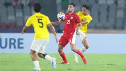 Pemain Timnas Indonesia U-23, Jens Raven (tengah) berebut bola dengan pemain Brunei, Mohamad Azrin dalam laga Grup A Piala AFF U-23 2025 di Stadion Utama Gelora Bung Karno (SUGBK), Senayan, Jakarta, Selasa (15/07/2025). (Bola.com/M Iqbal Ichsan)