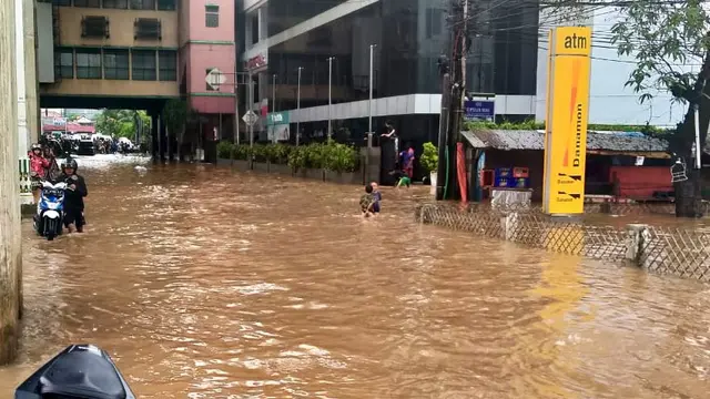 Banjir di depan ITC Cipulir Jalan Ciledug Raya, Jakarta Selatan