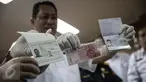 Kepala BNN Komjen Budi Waseso menunjukan barang bukti paspor yang digunakan pelaku saat rilis barang bukti sabu di Gedung BNN, Jakarta, Rabu (20/4). BNN berhasil membongkar sindikat sabu international. (Liputan6.com/Faizal Fanani)